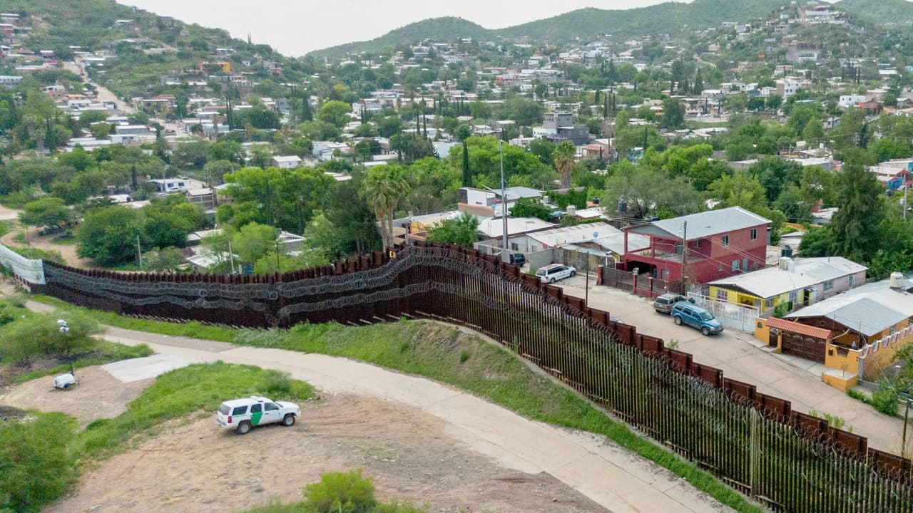 Autos, armas, y fentanilo: Esto hallaron al desmantelar una red de tráfico de drogas en Nogales