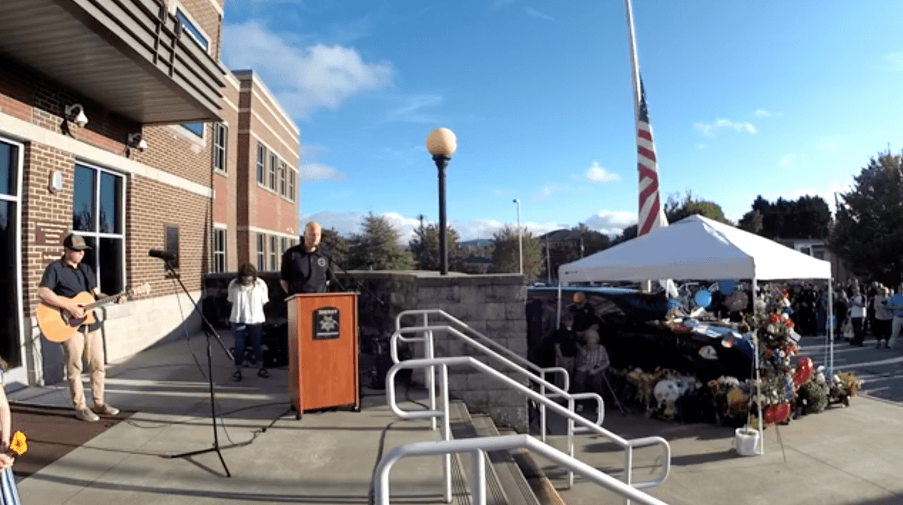 Una patrulla policial ha permanecido a las afueras de la estación en honor a Hendrix. Flores, cartas, globos y banderas estadounidenses han sido colocadas por miembros de la comunidad para recordar al oficial caído.