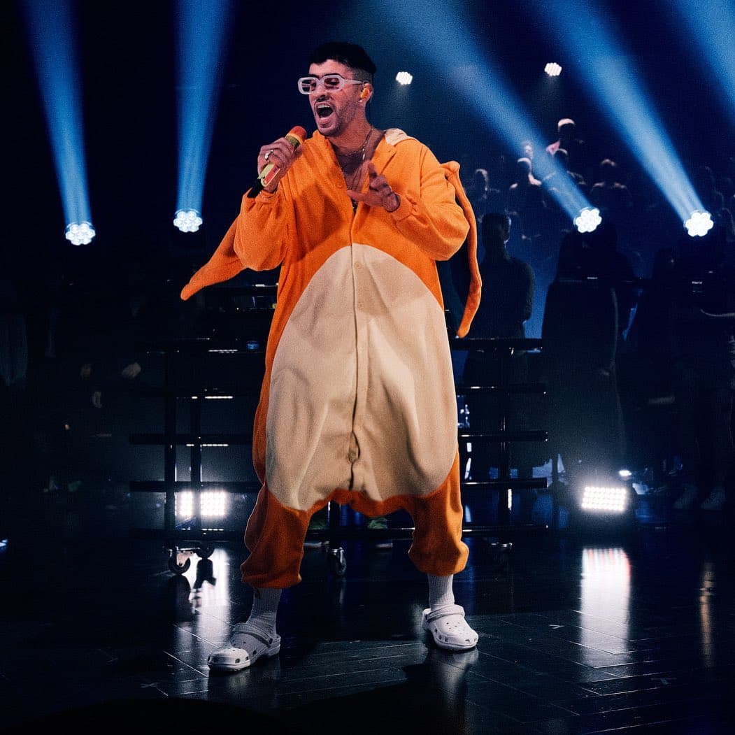 Durante un concierto en Charlotte, en abril de 2022,
<a href="https://www.univision.com/noticias/trending/el-muerto-heroe-latino-de-marvel-bad-bunny">Bad Bunny</a> sufrió una caída mientras cantaba "Si veo a tu mamá".