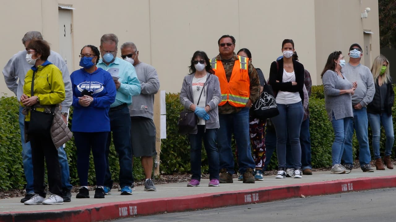 "Necesitamos ayuda ya", dijo Garcetti refiriéndose a las millones de personas que se han quedado sin empleo o que han sufrido financieramente "mientras que los líderes en Washington DC no han visto un recorte salarial".