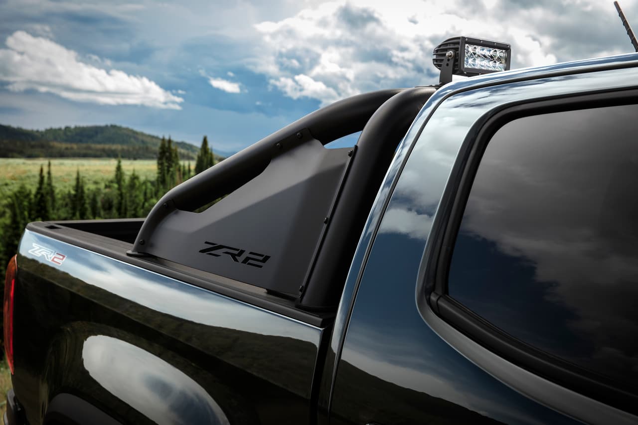 Chevrolet
<b>Colorado ZR2 edición Midnight</b> cuenta con un sport bar en negro con luces LED y logos ZR2 en sus paneles.