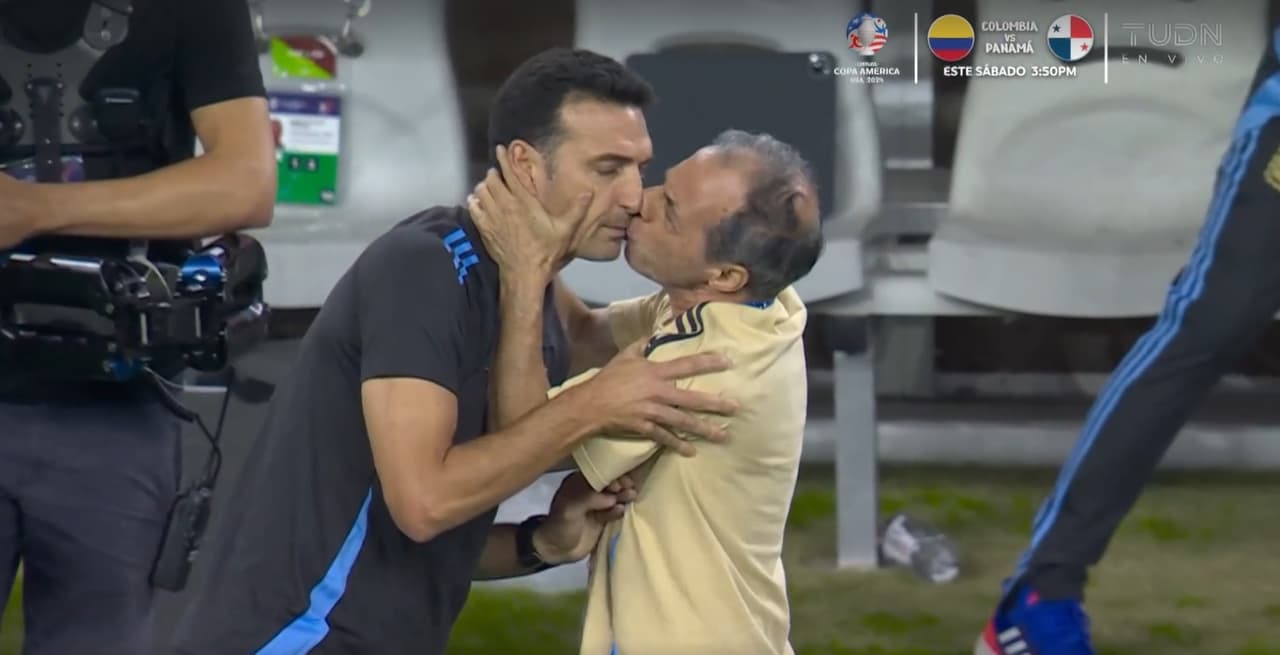 ¡Qué beso! Scaloni recibe tremenda muestra de cariño