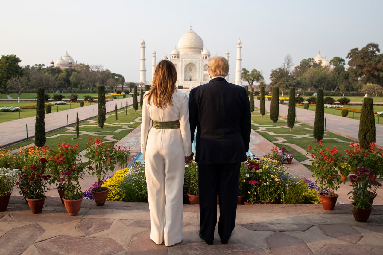 El presidente y la primera dama durante un recorrido por el Taj Mahal. Este impresionante palacio, construido en el siglo 17, es uno de los íconos de la India. Allí también estuvo su hija Ivanka.