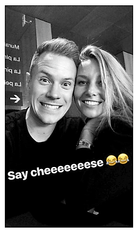 El guardameta alemán de los culés Marc-André Ter Stegen junto a su pareja en una foto en la modalidad selfie.