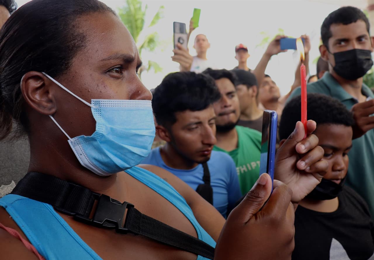 Migrantes rezan con velas durante una vigilia hoy, en Tapachula, Chiapas (México).