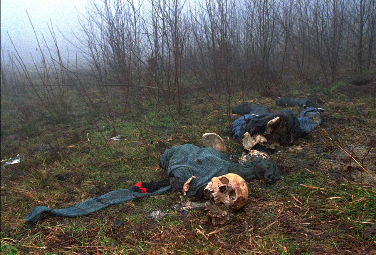 Los restos de varias víctimas de la masacre de Srebrenica hallados en 1996. Después de asesinar a miles de musulmanes, los serbios intentaron ocultar el crimen arrojando los cuerpos en fosas comunes abiertas en todo el este de Bosnia.
<br>