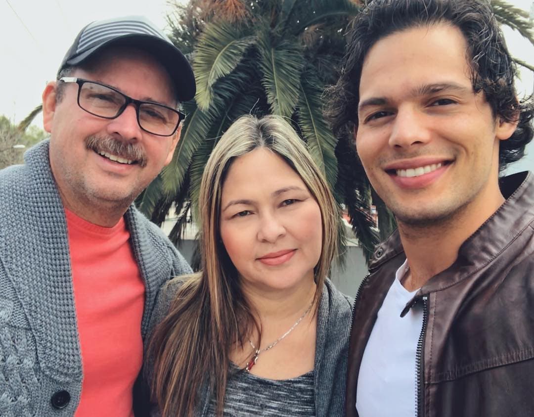 Separarse de sus padres es la decisión más difícil que ha tomado hasta el momento: "Es un sacrificio y no por eso debe ser malo, sin embargo, trato de estar lo más cercano posible haciendo videollamadas todos los días y yendo a visitarlos cada que puedo", declaró a Univision Entretenimiento.