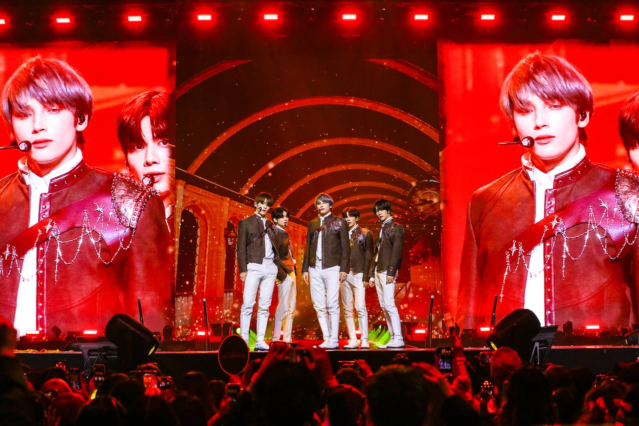 Tomorrow X Together, también conocido como TXT, es un grupo de cinco cantantes hombres que forman parte de la ola de pop coreano que ha conquistado audiencias jóvenes en todo el mundo.
<br>