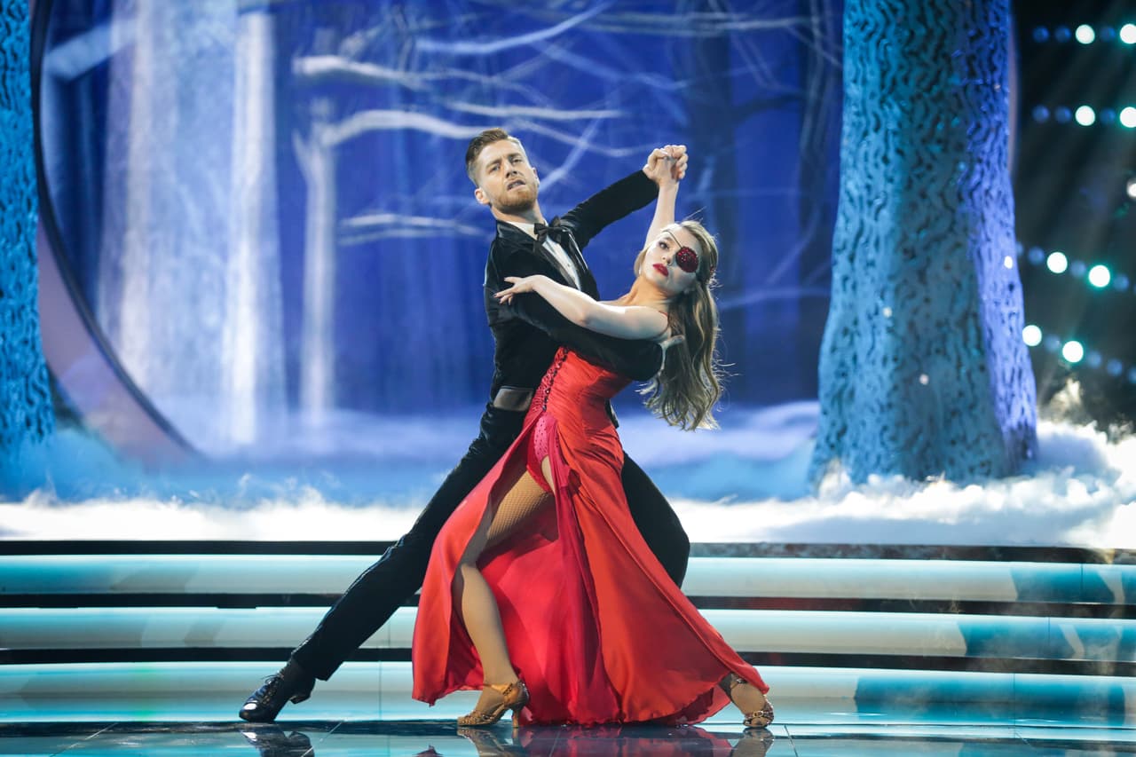 Con un vals, Sofía Castro recordó esta serie y no podía faltar el parche en su ojo.