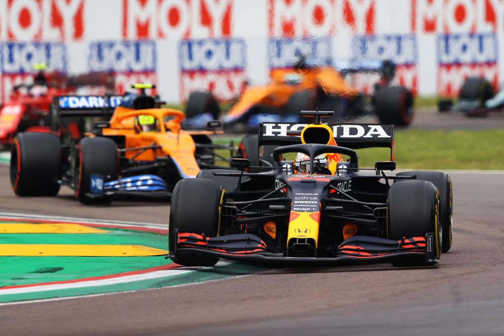 En una espectacular carrera, Max Verstappen de Red Bull se lleva la primera posición del Grand Prix de Emilia Romaña, en el Autódromo Enzo e Dino Ferrari. En una pista un tanto difícil y con un accidente de por medio, la carrera fue emocionate, llena de buenas maniobras por parte de Lewis Hamilton. Ambos pilotos comparten podio con Lando Norris. El mexicano Sergio Pérez queda en 12° lugar.
