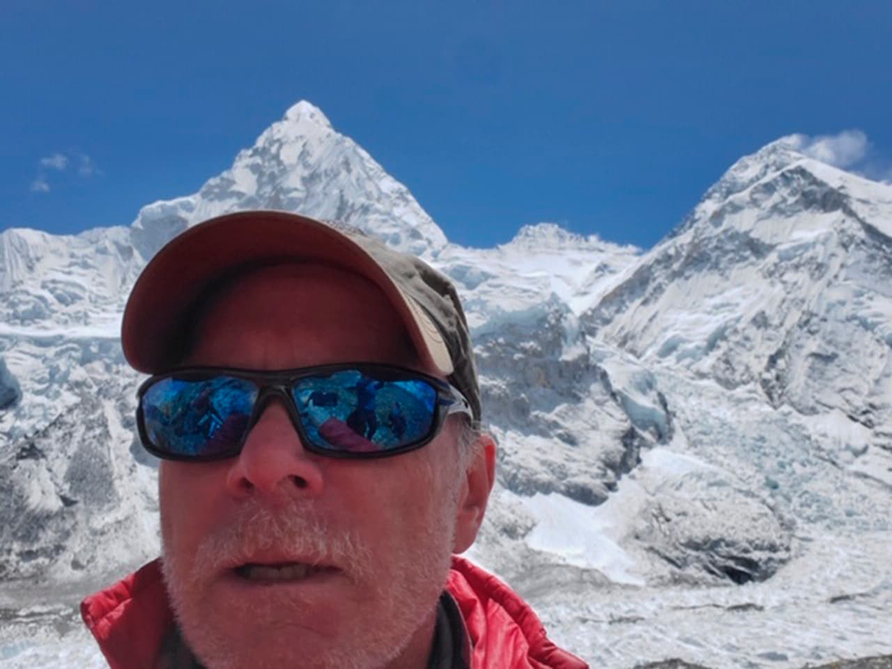 El estadounidense Christopher John Kulish, de 61 años, fue uno de los escaladores que perdió la vida en la concurrida montaña. Había logrado llegar a la cima pero murió repentinamente después de descender, dijo Mira Acharya, un funcionario del Departamento de Turismo de Nepal.
