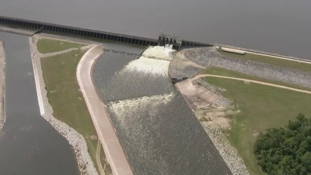 Como una medida de prevención por las tormentas severas el lunes por la noche hasta el martes por la mañana, el lago se redujo un pie desde el domingo por la noche.