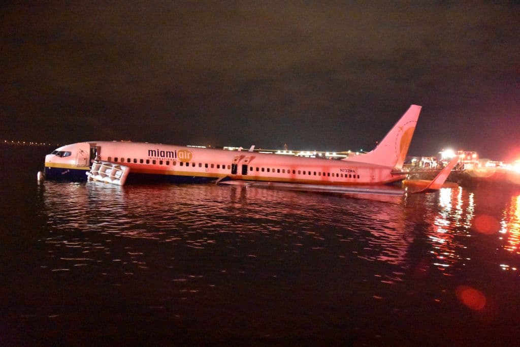 Un Boeing 737 con 136 pasajeros y siete tripulantes a bordo
<a href="https://www.univision.com/noticias/todo-el-mundo-ayudaba-a-todo-el-mundo-pasajera-del-avion-accidentado-en-florida-cuenta-los-momentos-de-panico-video">resbaló en la pista de un aeropuerto cercano a Jacksonville, Florida</a>, tras su aterrizaje y terminó en las aguas del río St. Johns, reportó la Estación Aérea Naval de Jacksonville en un comunicado.