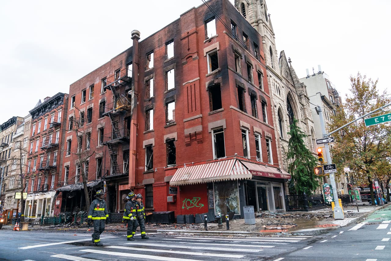 Los oficiales de bomberos dijeron que no sabían la gravedad de los daños pero dijeron que la iglesia quedó “muy dañada”.
