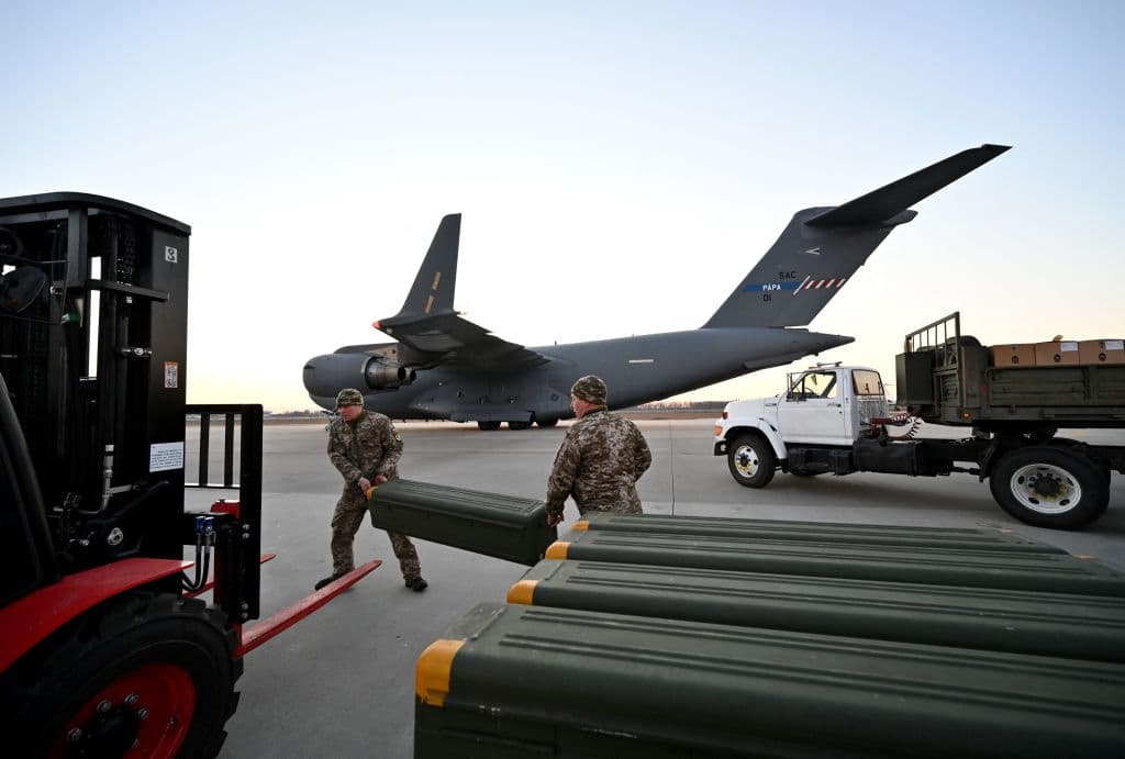 Efectivos de las fuerzas armadas ucranianas reciben lotes de misiles antiaéreos FIM-92 Stinger, de fabricación estadounidense, en el aeropuerto de Kiev.