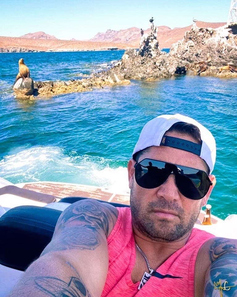 El empresario mexicano fue interrogado por un canal de televisión sobre el tequila que se suponía que iba a sacar junto a Chiquis, a lo que respondió que estaban en conversaciones sobre el contrato y en proceso de diseñar la etiqueta.