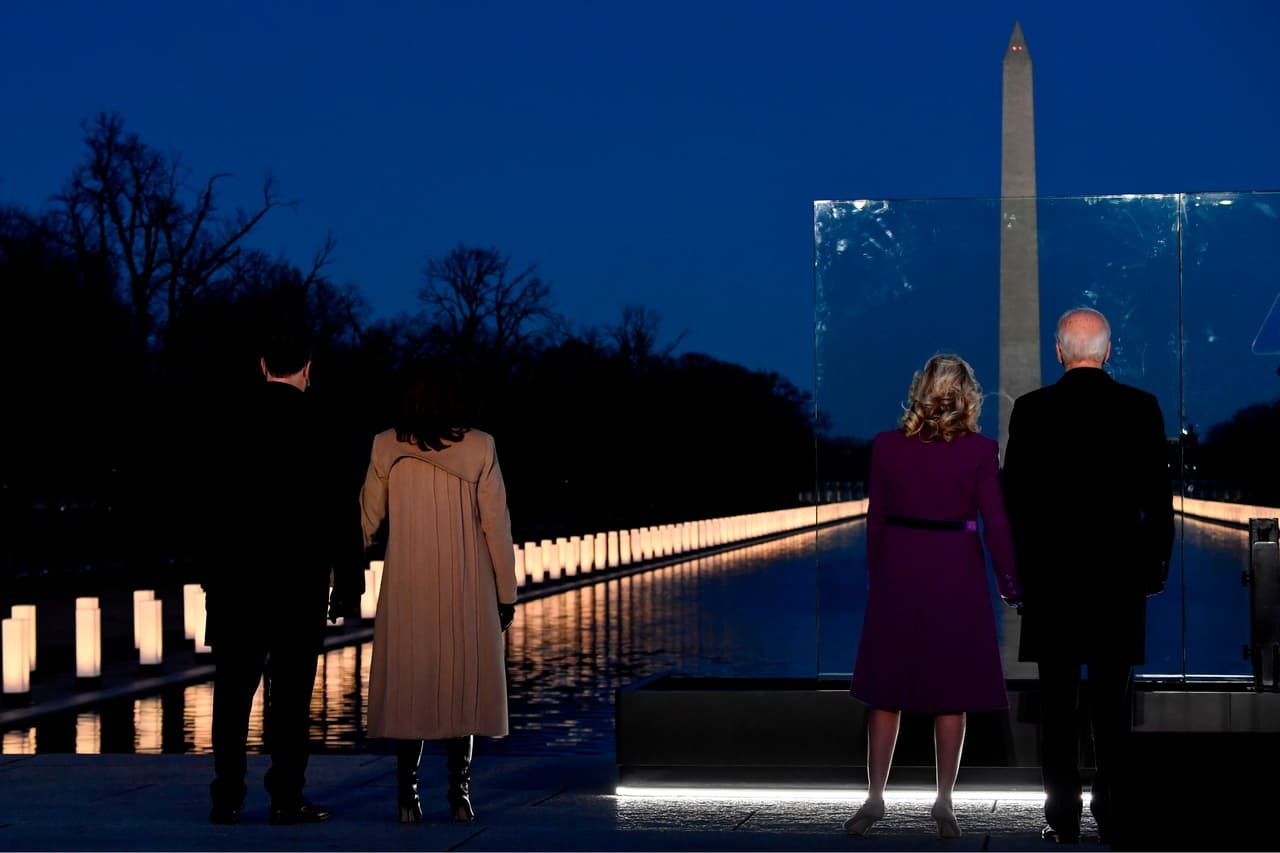 Doug Emhoff, Kamala Harris, Jill Biden y Joe Biden esta tarde en Washington durante el homenaje a las víctimas por covid-19 en Estados Unidos.