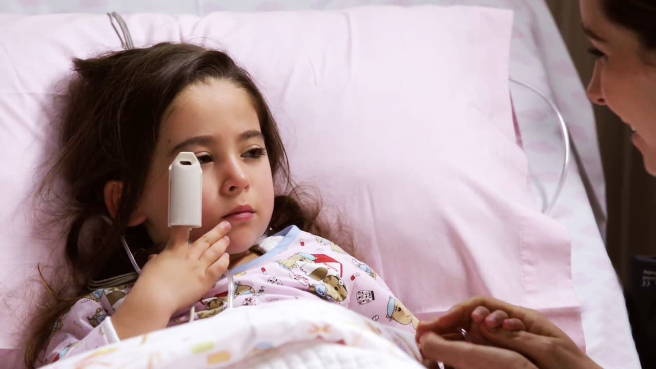 Inmediatamente llamaron al 911 y fue hospitalizada,
<b><a href="http://www.univision.com/novelas/la-doble-vida-de-estela-carrillo/erika-buenfil-es-mercy-cabrera-en-la-doble-vida-de-estela-carrillo">Mercy</a></b> se sentía un poco culpable por lo que sucedió, aunque afortunadamente la pequeña se recuperó y solo fue el susto.