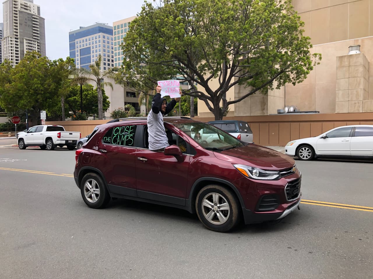 Uno de los manifestantes que pidieron el cierre del centro de detención Otay Mesa, en California.