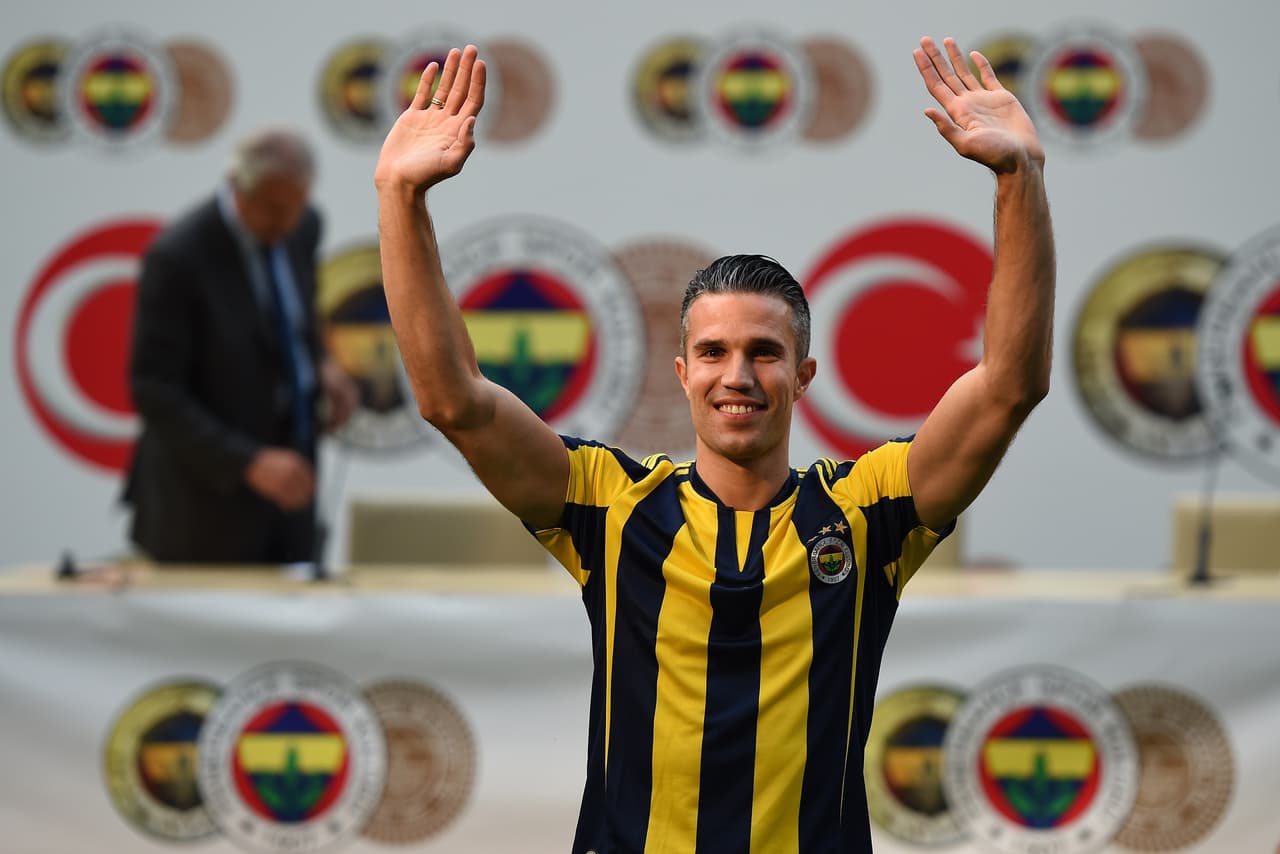 El holandés Robin van Persie firma con el Fenerbahçe