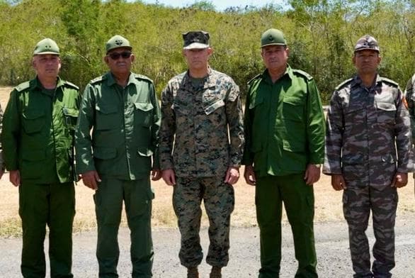 El jefe del Comando Sur de EEUU se reunió con el alto mando militar cubano en Guantánamo