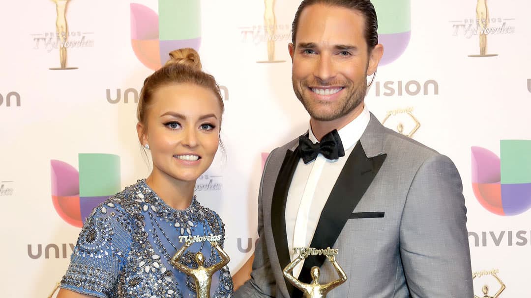Semanas antes, Rulli había aparecido con el pelo peinado hacia atrás en los premios TVyNovelas, al lado de su novia, Angelique Boyer.