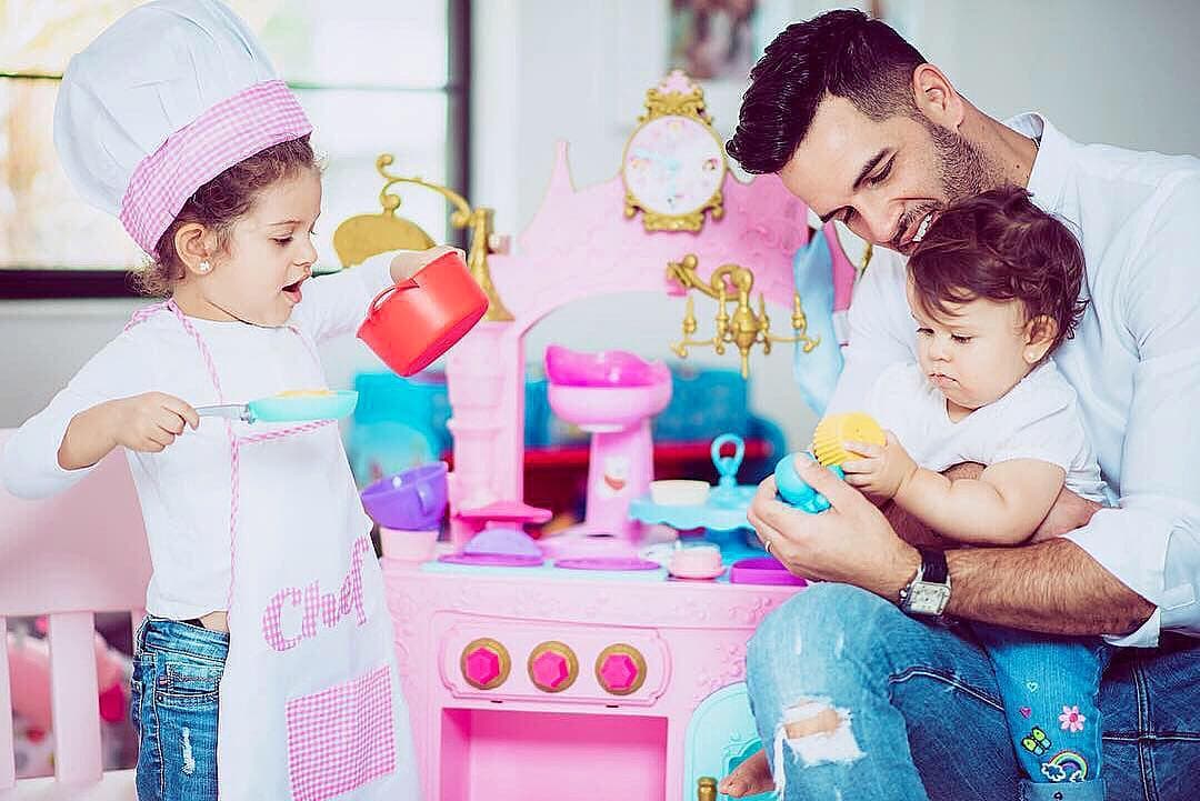 Yisus está enamorado de sus dos muñecas, por lo que no piede oportunidad de demostrarles todo su cariño en mensajes, fotografías y preciososas fiestas de cumpleaños.