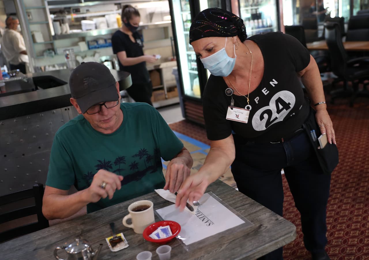 <b>RESTAURANTES</b>
<br>
<br>
<b>Toque de queda. </b>Queda prohibido ofrecer servicio de comida tanto en interiores como al aire libre. Los restaurantes solo podrán operar para vender comida para llevar o entregarla a domicilio.
<br>
<br>
<b>Nivel morado.</b> Tienen prohibido ofrecer servicio a comensales en espacios cerrados. Sin embargo, pueden seguir operando y vender comida para llevar o realizar ajustes y servir a sus clientes en terrazas y aceras al aire libre.
<br>
<br>
<b>Nivel rojo.</b> Pueden servir comida en espacios cerrados siempre y cuando limiten su capacidad al 25% o 100 clientes, lo que sea menor. Además, deberán cumplir con las normas de salud vigentes e implementar un plan para mitigar la propagación del coronavirus.