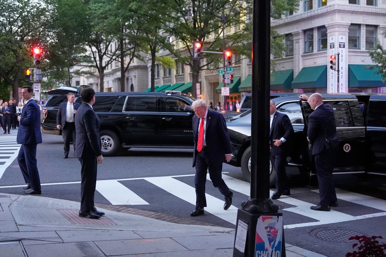 Entre apalusos y abucheos Trump llegó a cenar con su gabinete.