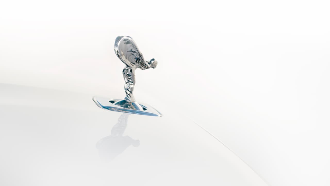 Bajo su enorme y elegante capó, se encuentra un motor V12 de 6.75 litros doble turbo, capaz de producir 563 caballos de fuerza y 627 lb-pie de torque. La única opción para su transmisión es una automática de ocho velocidades, encargada de enviar la potencia a cada una de las ruedas.