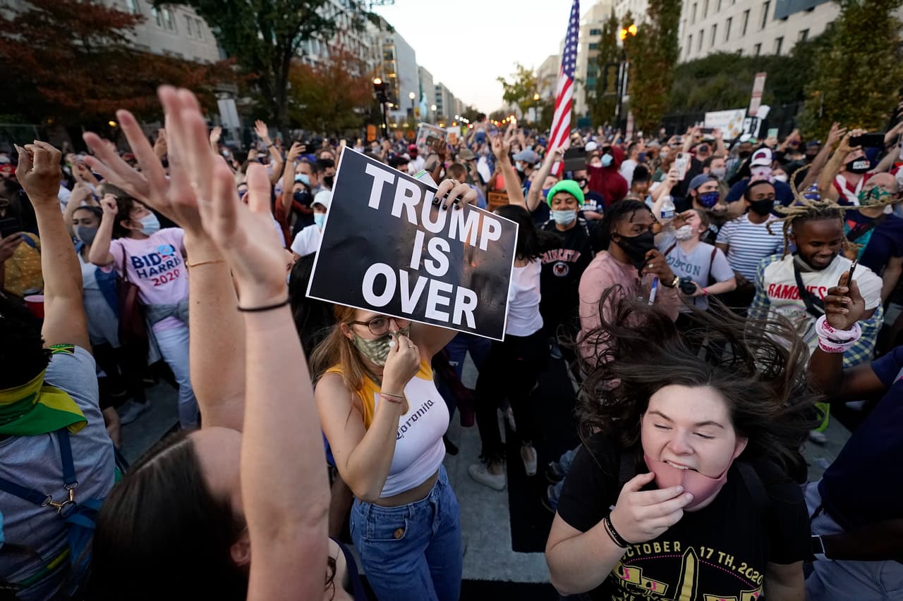 "Trump is over", ("Trump se acabó" en español) este fue otro popular panfleto durante la fiesta de la victoria en Washington, tras cinco interminables días de conteo de votos.