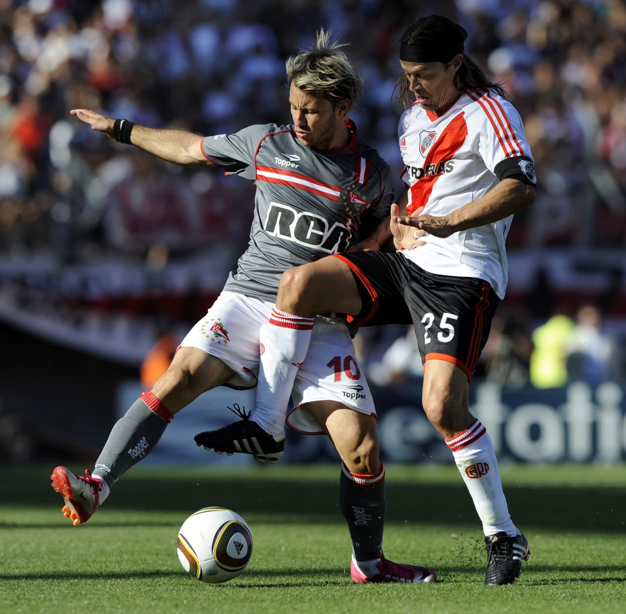El declive de River con 'El Pelado' coincidió con el ascenso de Estudiantes, campeón de la Libertadores en el 2009 de la mano de Gastón 'La Gata' Fernández.
