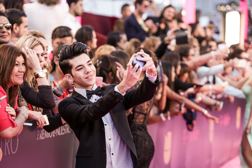 No es un premio sin los selfies. Y los artistas que desfilaron por la alfombra aprovecharon y se sacaron selfies con el público. Who took it better?