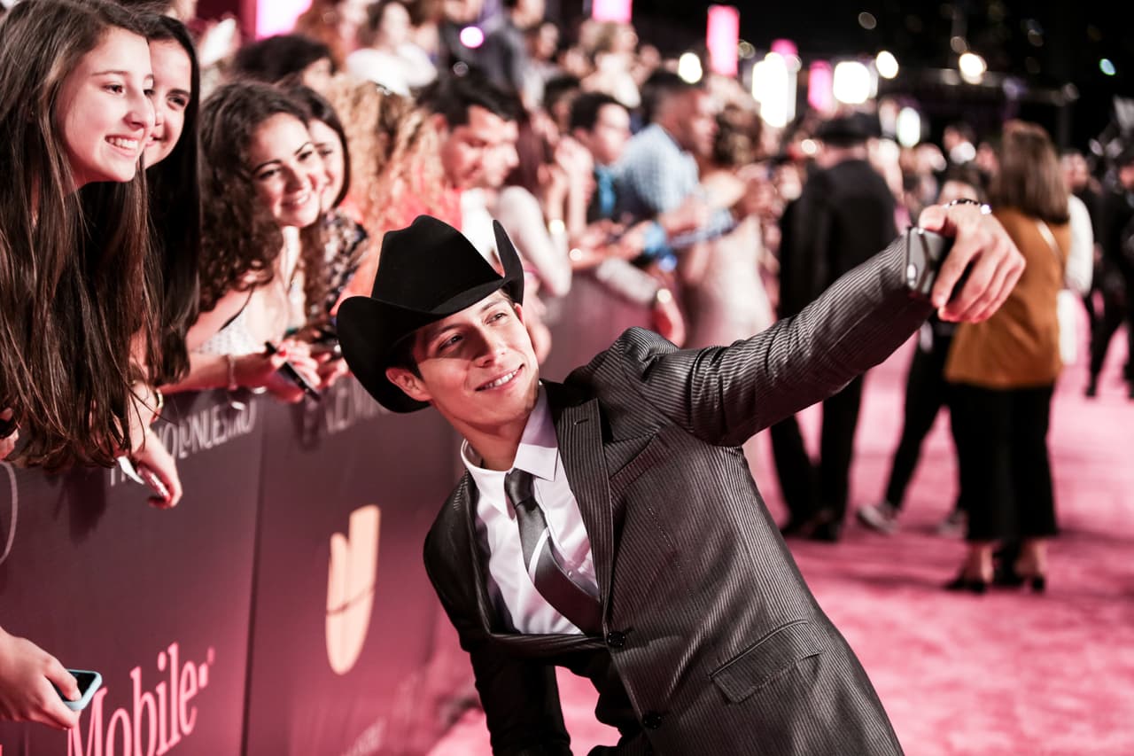 No es un premio sin los selfies. Y los artistas que desfilaron por la alfombra aprovecharon y se sacaron selfies con el público. Who took it better?