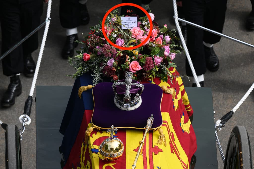 <h3 class="cms-H3-H3">Qué decía el único mensaje sobre el féretro de la reina Isabel II</h3>
<br>
<br>Entre los símbolos del poder real y la guirnalda de flores que estaba en el tope de la urna, estaba una pequeña nota,
<b>un mensaje de despedida del rey Carlos III que simplemente decía: “En memoria amorosa y devota. Carlos R.”</b>
<br>
<br>
<b>Es la primera vez que Carlos ha usado la "R" para identificarse a sí mismo. Es la inicial de "Rex", que en latín significa rey y es cómo los soberanos británicos firman la correspondencia. Su madre, la reina Isabel II firmaba como "Elizabeth R". para "Regina", o reina.</b>
<br>
<br>Las notas personales en los ataúdes en funerales públicos es una tradición no oficial de la familia real británica. Anteriormente, la reina dejó notas sobre los ataúdes de su madre, Isabel, la reina madre, quien murió en 2002, y de su esposo, el príncipe Felipe, quien murió el año pasado.