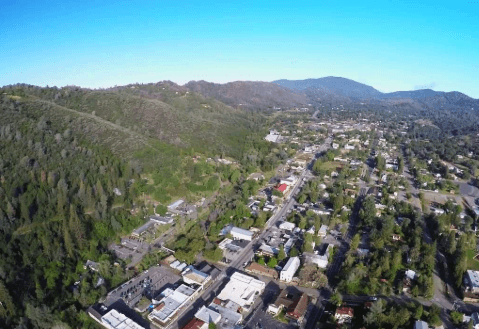 En el condado de
<b>Mariposa,</b> el precio promedio de una casa en
<b>venta es de $316,500 dólares</b>. Esto significa que para adquirir una vivienda se necesitan al menos
<b>$62,000 de salario y el pago mensual sería de $1,550 dólares.</b>