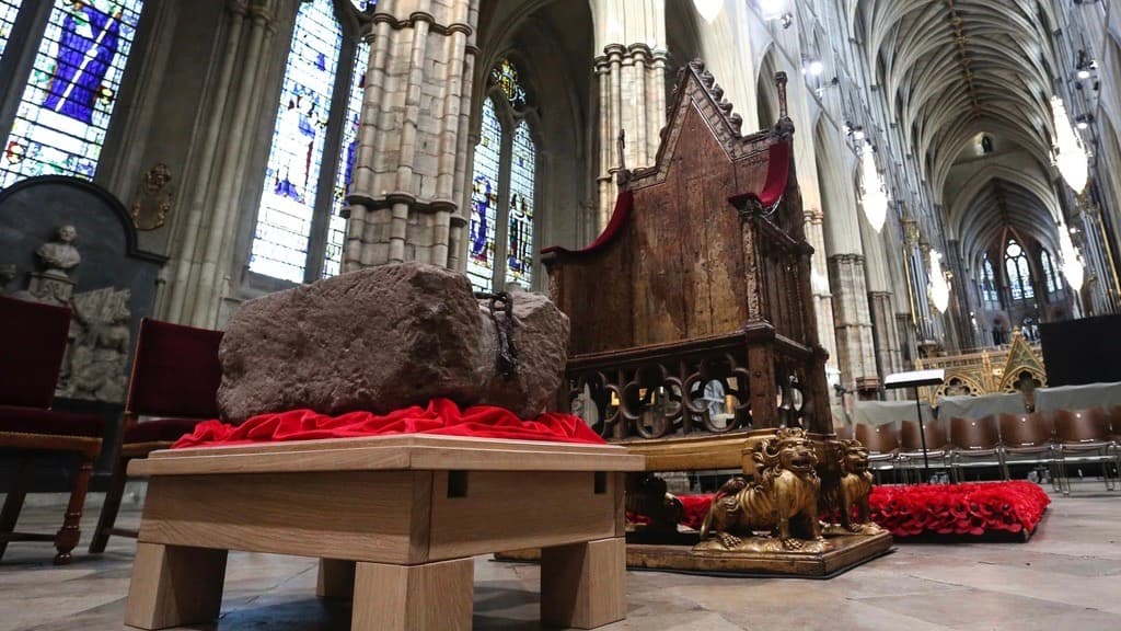 La piedra del destino es vista durante una ceremonia de bienvenida antes de la coronación del Rey Carlos III, en la Abadía de Westminster, Londres, el sábado 29 de abril de 2023.