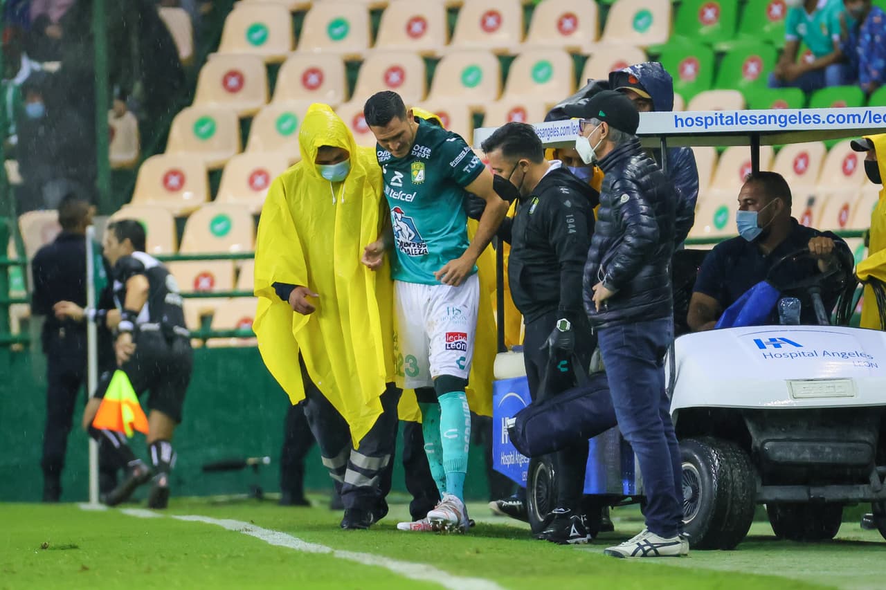 Las condicones del césped cobraron su primera víctima rápidamente, cuando Ramiro González se lesionó al atorarse en un charco.