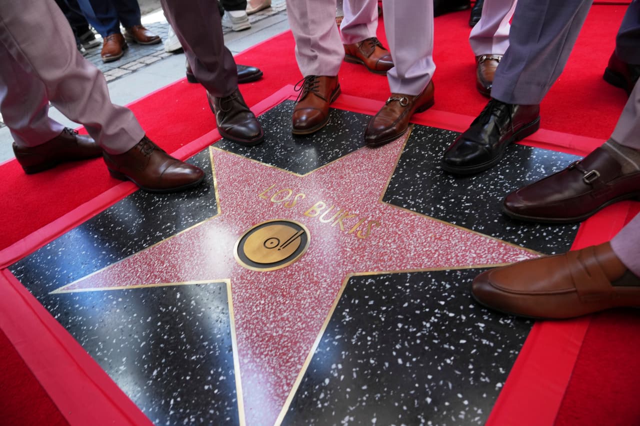 El evento fue multitudinario: miles de fans llenaron Hollywood Boulevard, entre La Brea y Sycamore, para ver a la legendaria agrupación recibir el reconocimiento más emblemático del entretenimiento.
