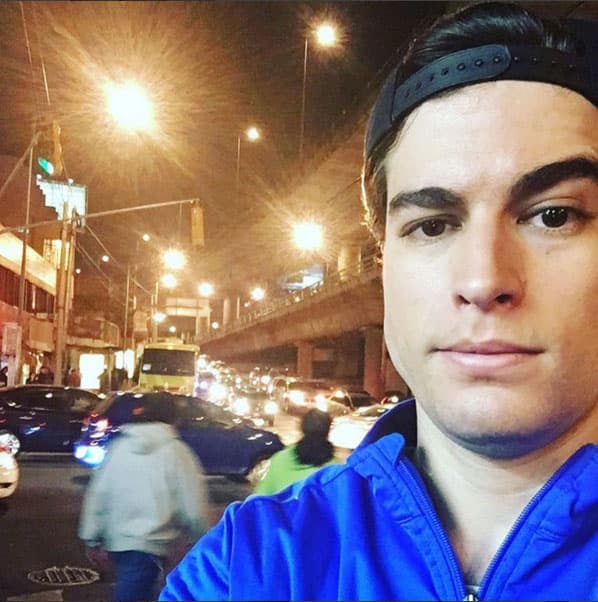 Compartió el percance con sus fans a través de sus redes sociales: "Mi cara cuando me chocan en medio del tráfico ....tranquilas estoy bien gracias a Dios", escribió el actor.