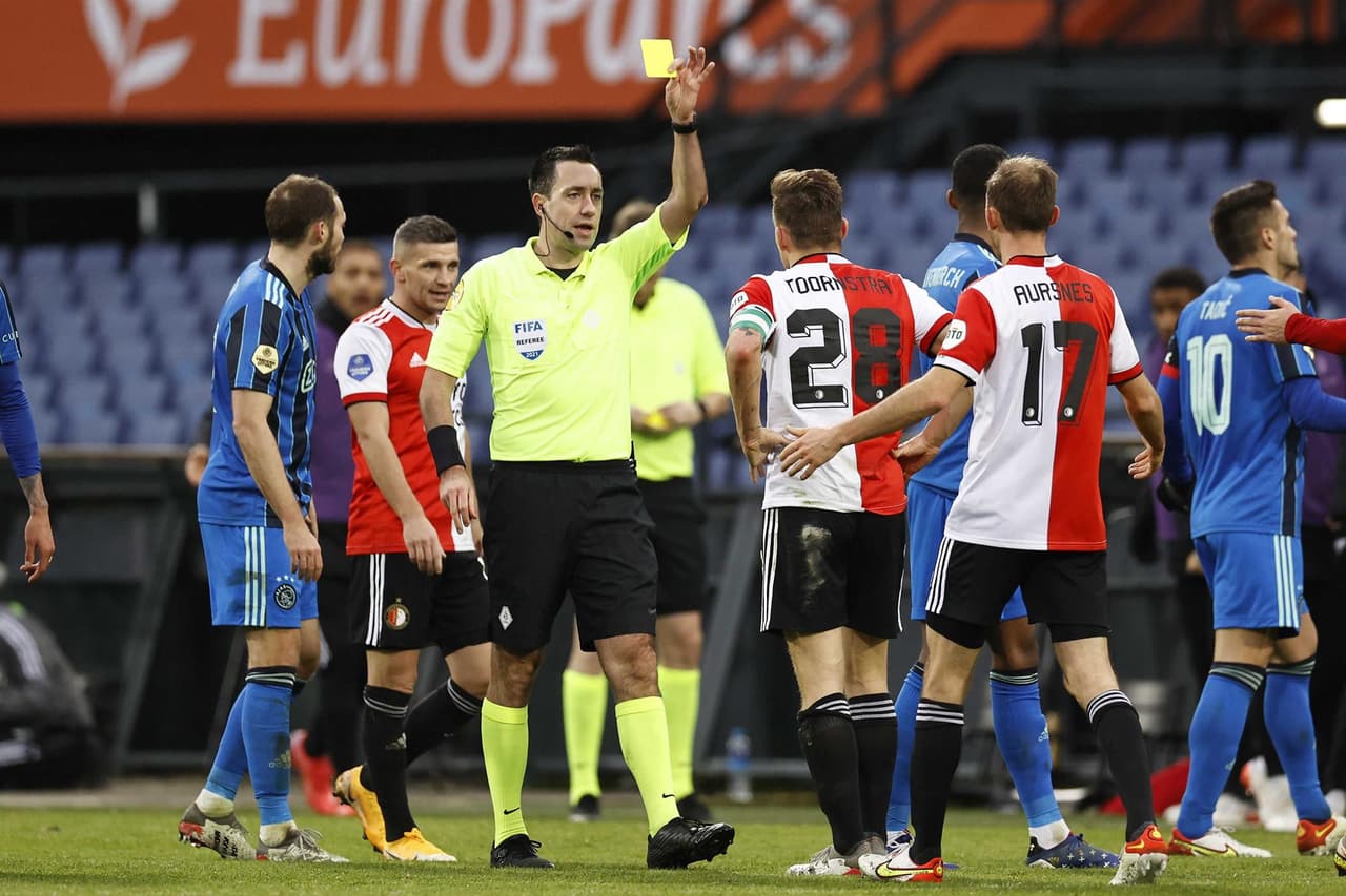 Ajax derrota a Feneyoord 2-0 durante la J17 en la Eredivisie. El primer tanto fue un gol en contra por parte de Marcos Senesi al 44', mientras que Dusan Tadic aseguraba la victoria al 81'. Edson Álvarez fue titular durante el encuentro.