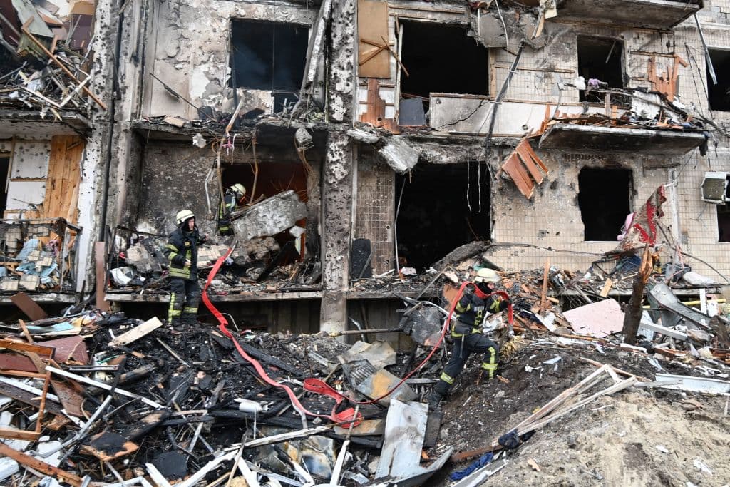 Bomberos ucranianos trabajan este viernes en un edificio de viviendas destruido en un suburbio de Kiev.