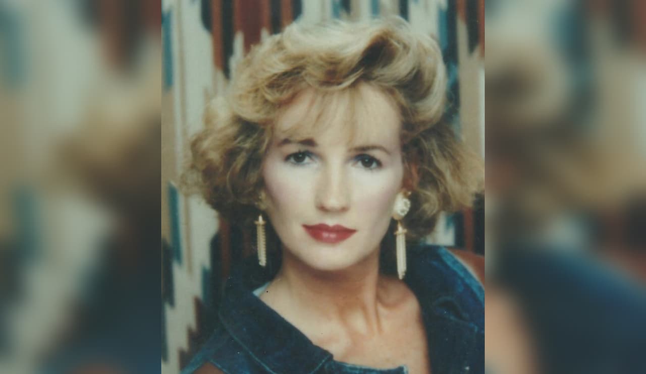 El 14 de mayo de 1991, el departamento de la policía de Vidor encontró el cuerpo de
<b>Kathy Page</b> dentro de su vehícula. La mujer de 34 años había sido estrangulada. De acuerdo con el departamento de Seguridad Pública de Texas (DPS) el auto fue dejado en una cuneta "en un intento por hacer pasar la muerte por un accidente de tránsito". Page, quien acababa de separarse de su esposo de 13 años, trabajaba en un restaurante en Beaumont. Puede enviar información de este caso a través de
<a href="http://www.dps.texas.gov/TexasRangers/UnsolvedHomicides/tipForm.aspx?ref=120">este formulario</a>.