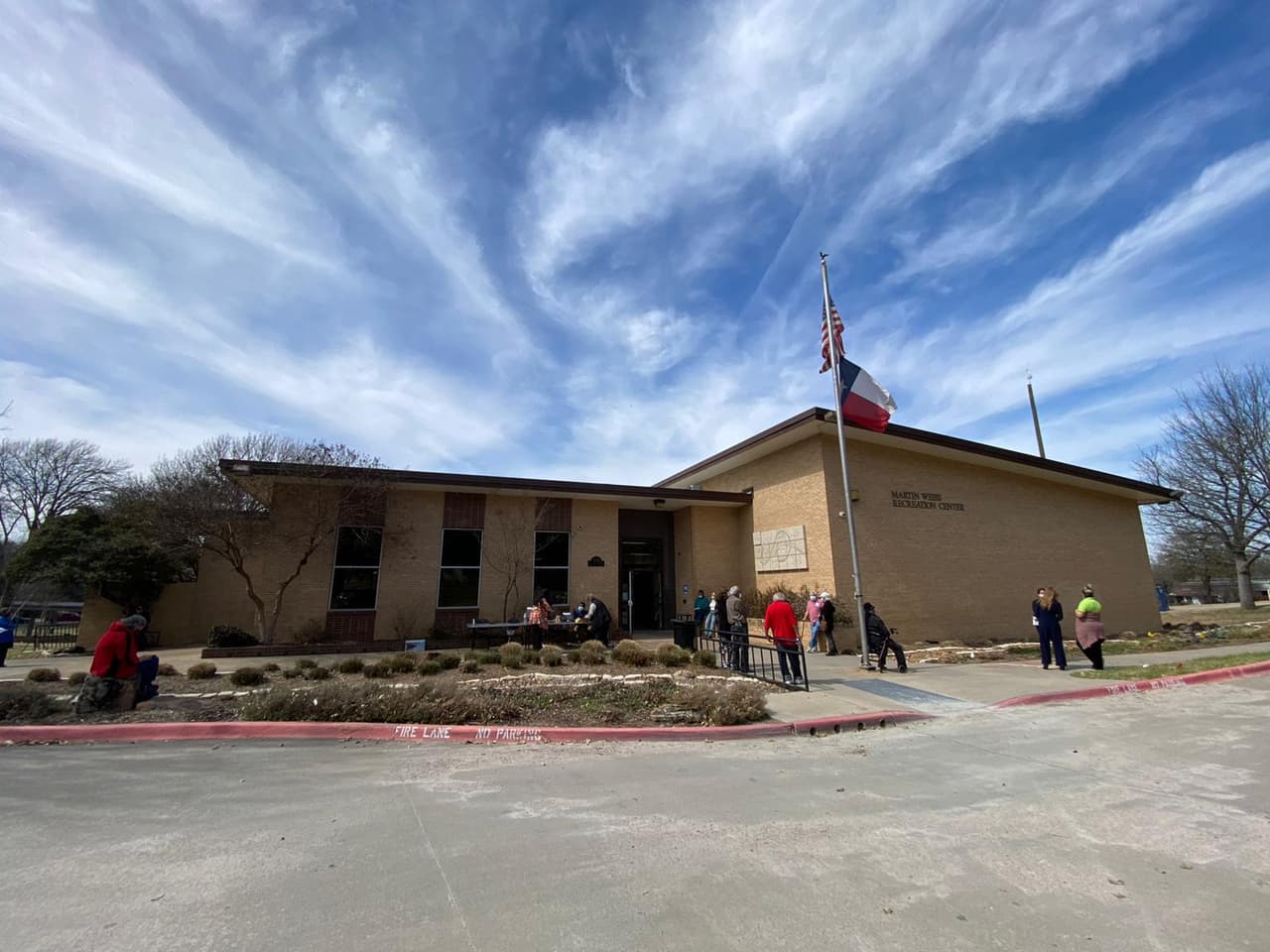 Los llevan y traen al centro de vacunación, también puede agendar su viaje en la página web
<a href="https://rideshare2vote.com/upgrade">https://rideshare2vote.com/upgrade </a>
<br>