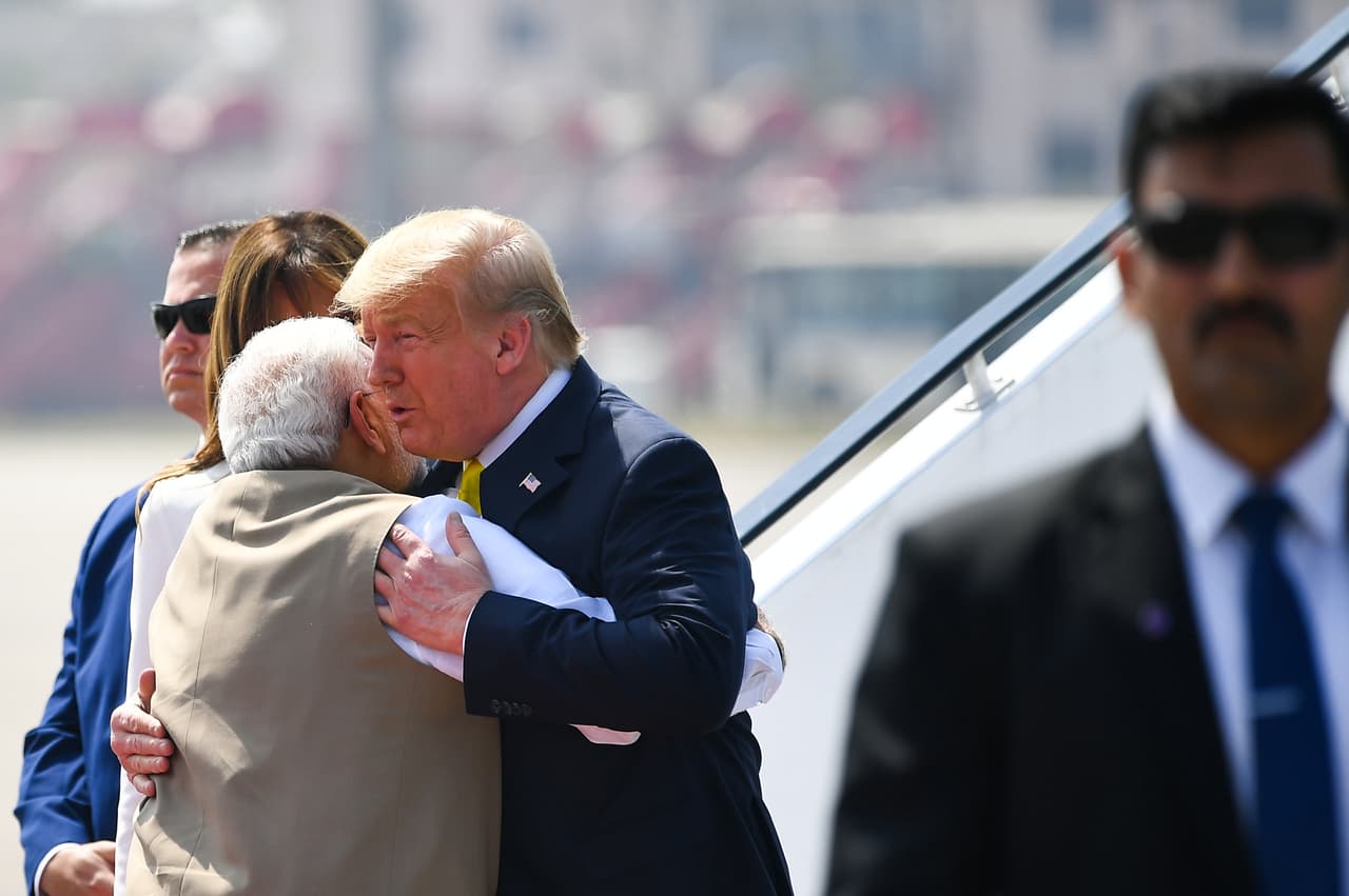 En víspera de su viaje oficial a la India, el presidente Trump declaró esta semana: "No somos muy bien tratados por India, pero resulta que aprecio mucho al primer ministro Modi".