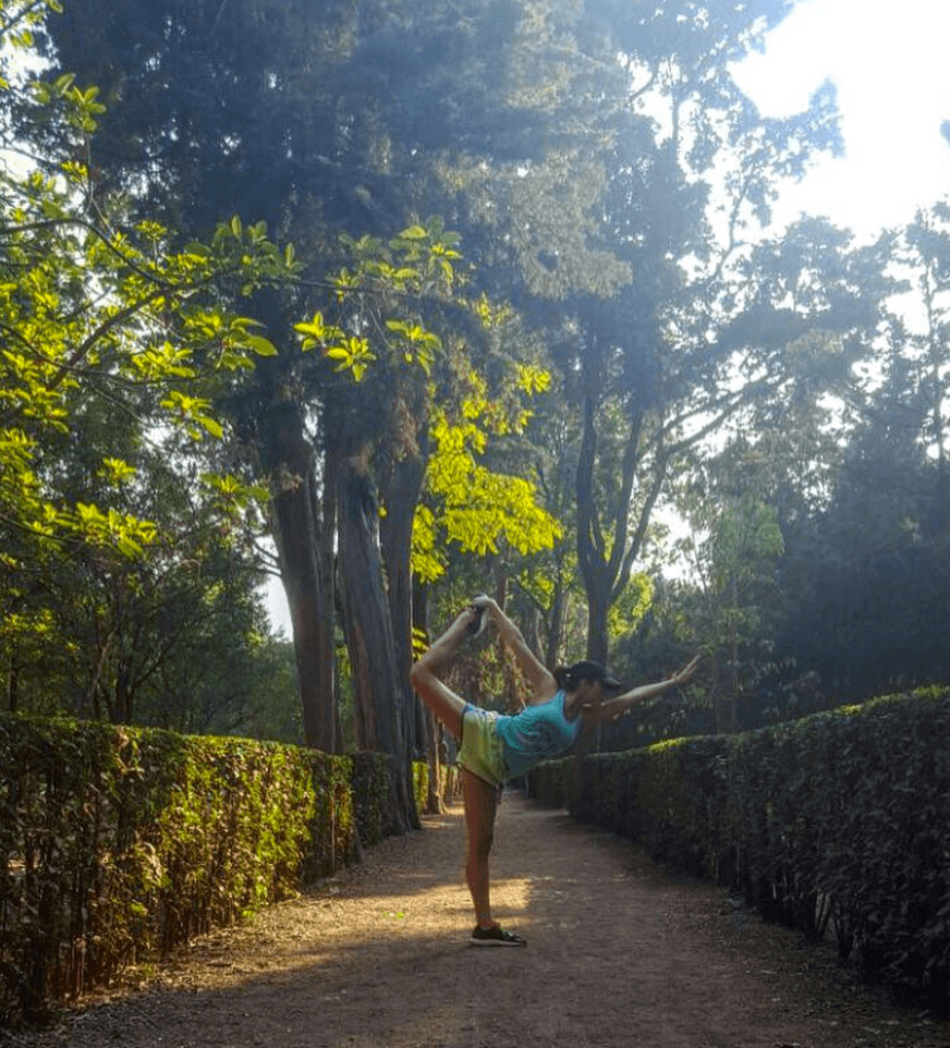 Alejandra Espinoza siguiendo los consejos de su entrenador.