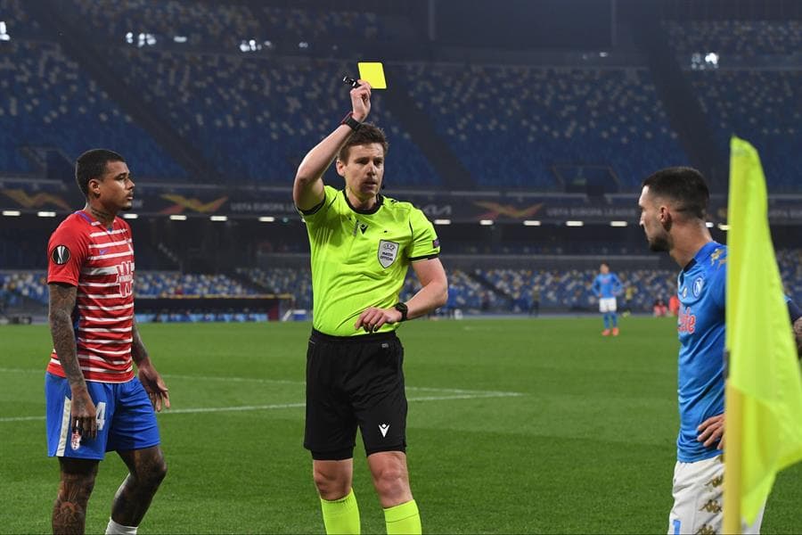 Napoli pierde ante Granada y queda fuera de la UEFA Europa League. El partido terminó con un marcador global 2-3 a favor de los rojiblancos. Zielinzki y Rui Peña anotaron para los de Gattuso, pero el tanto de Montoro sentenció la tarde para los 'gli azzurri'; Hirving Lozano no tuvo participación por lesión.