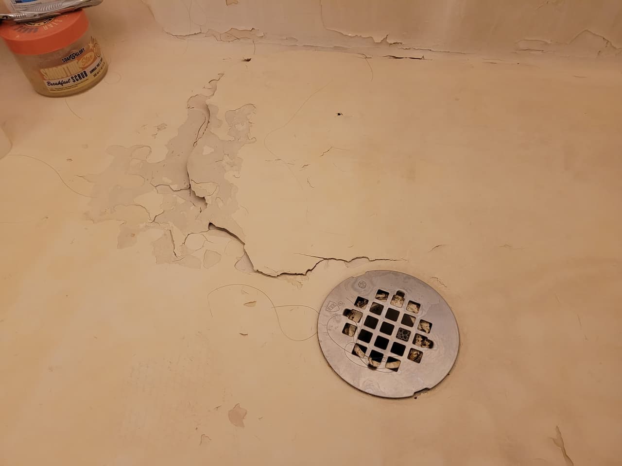 Una madre denunció que lleva viviendo en condiciones insalubres hace meses, y presuntamente lleva tiempo quejándose con la administración del complejo.