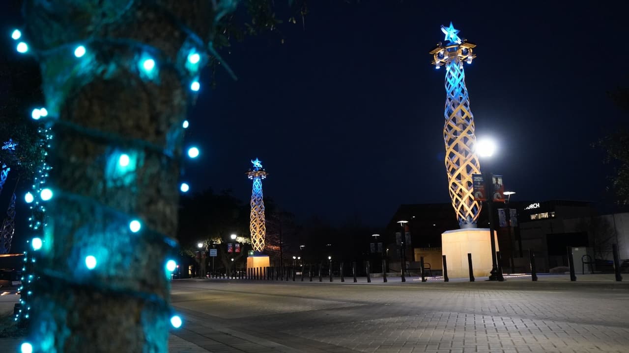 “Se estarán iluminando algunos de nuestros monumentos y esculturas de azul y amarillo durante este fin de semana para mostrar nuestro apoyo y solidaridad con el pueblo de Ucrania”, dijeron en una publicación.