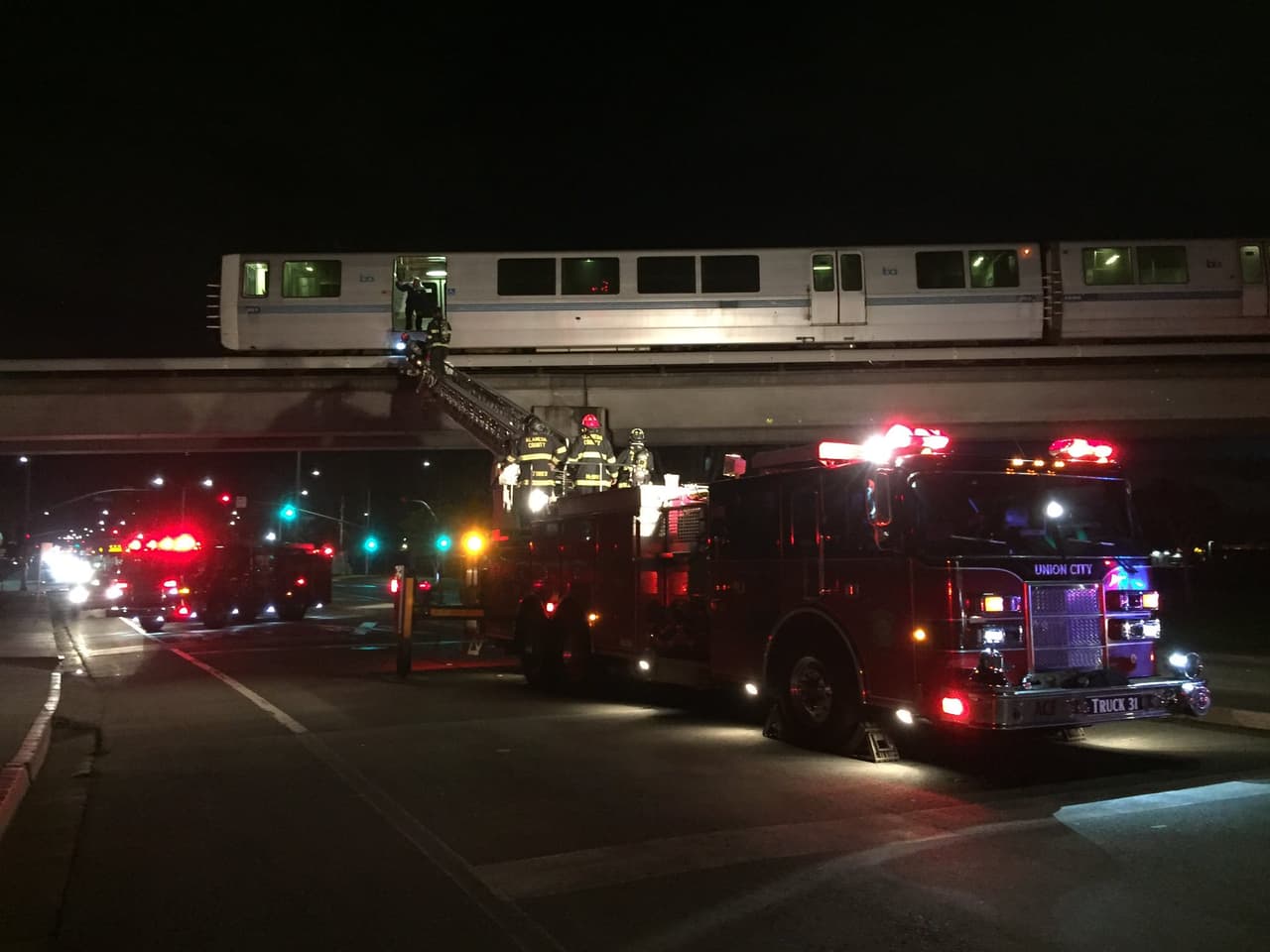 Algunos usuarios del sistema de transporte publicaron en Twitter videos que muestran enormes filas de gente esperando los trenes e intentando salir de las estaciones. El BART informó que el servició se restableció pero los retrasos continuaron a lo largo de la noche.